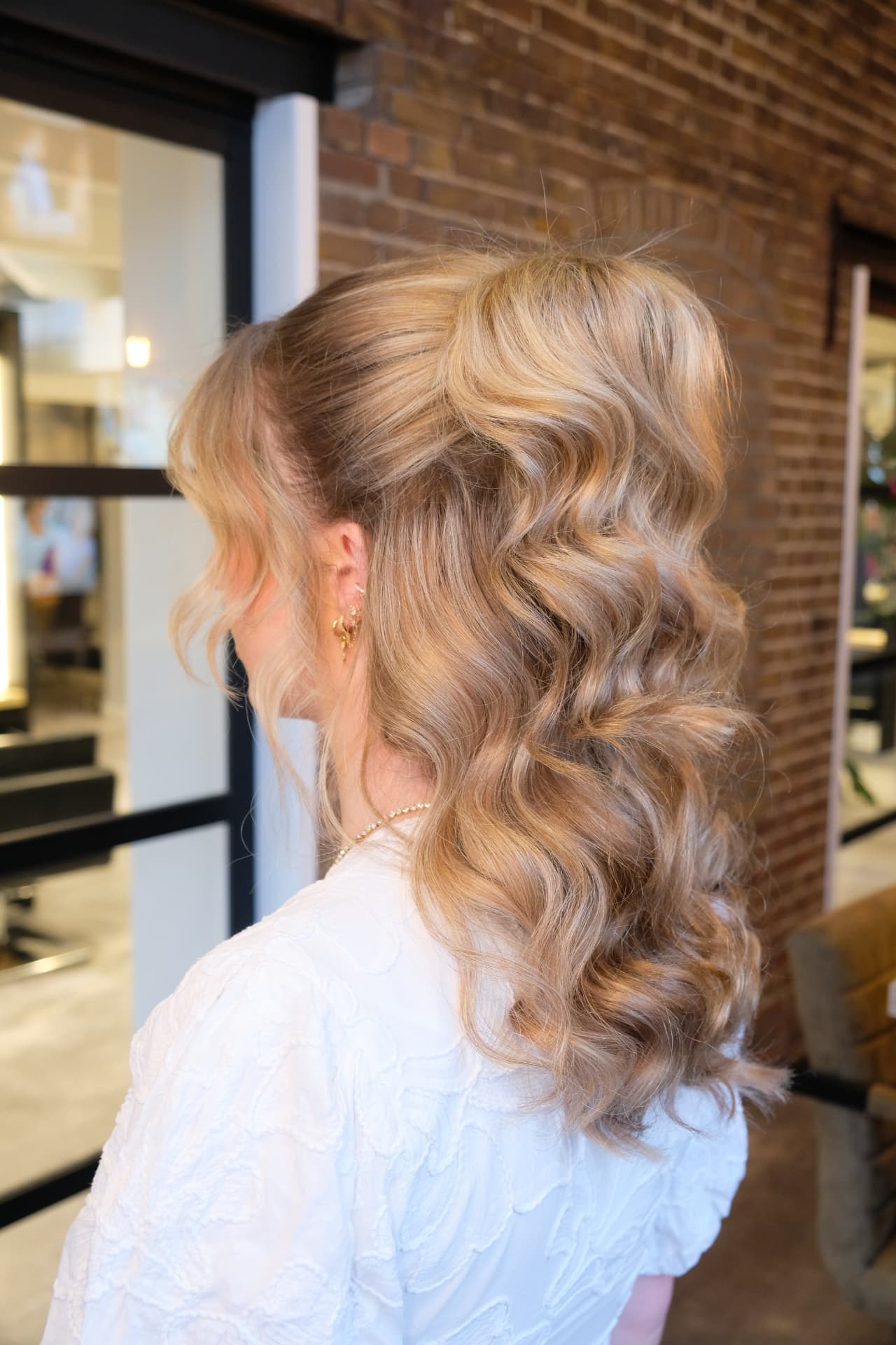 Bruidskapsel, halve knot met krullen