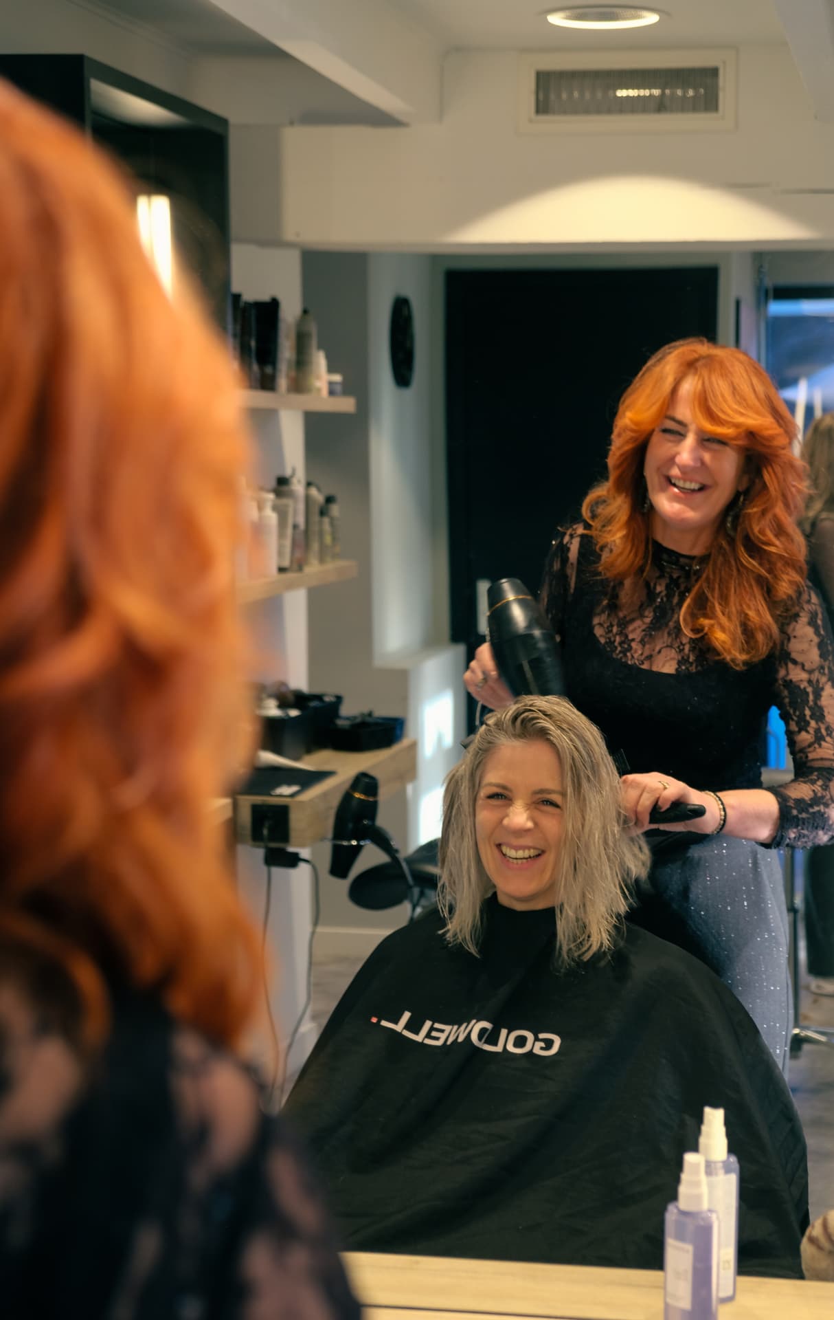 Mariël aan het werk in haar salon